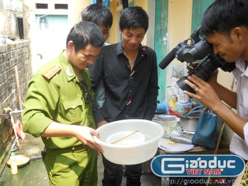 Chính quyền địa phương và công an phường Thịnh Đán đã có mặt để chứng kiến và lập biên bản sự việc em Trần Lai Thành phát hiện 3 “sinh vật lạ” nghi là con đỉa trong quả trứng gà.